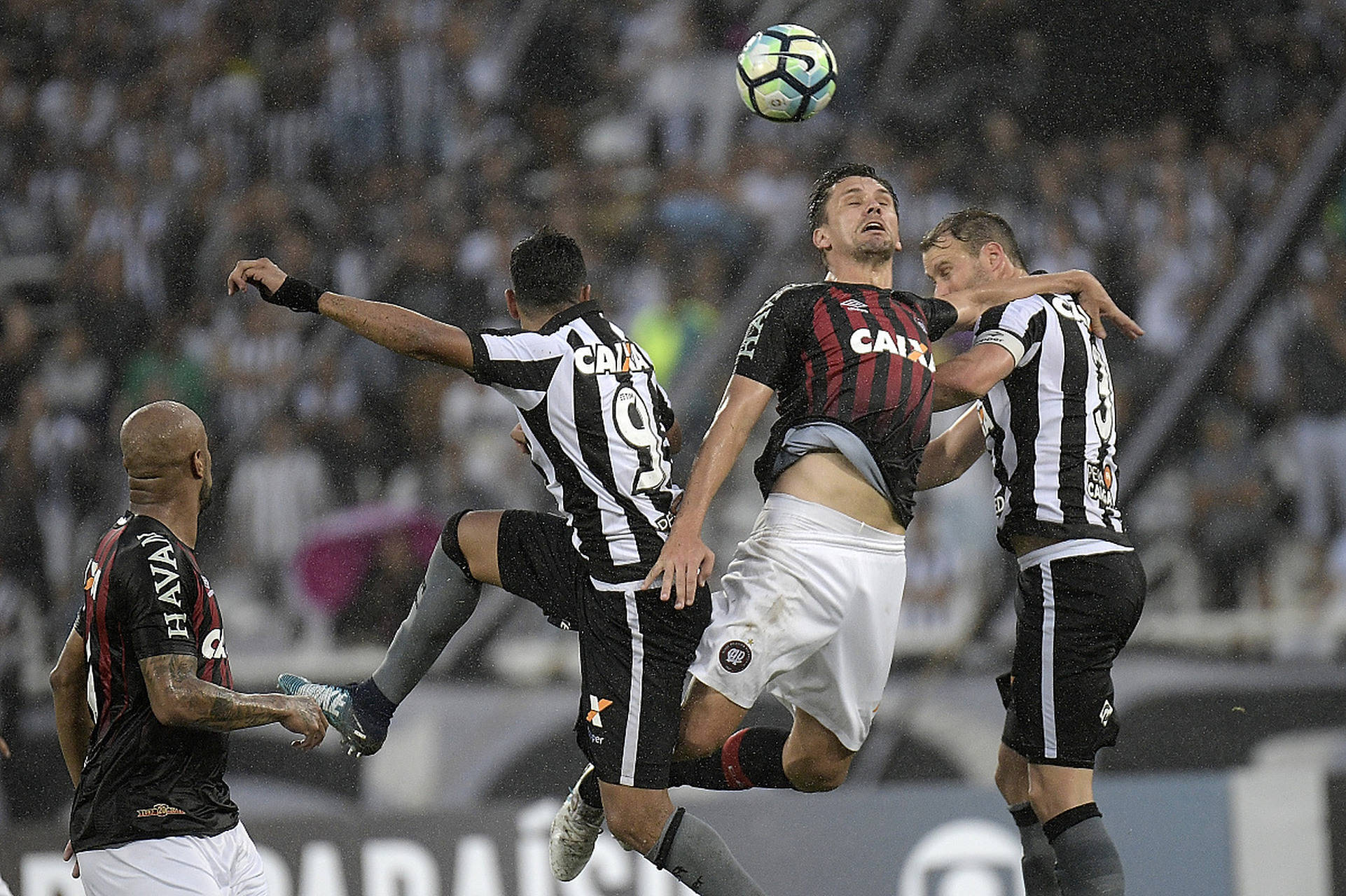 曼联主场战胜沃特福德,继续追赶曼城